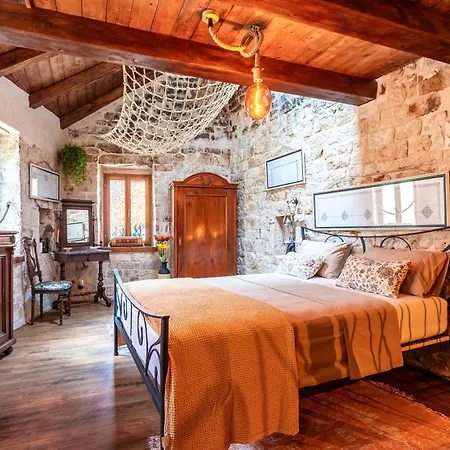 House Morski Brk Τρογκίρ