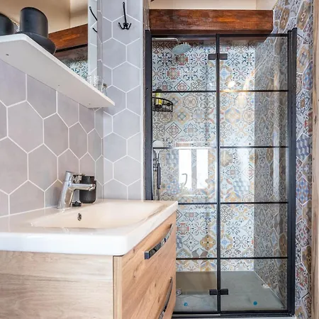 House Morski Brk Τρογκίρ
