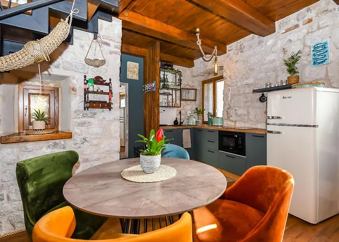 House Morski Brk Τρογκίρ